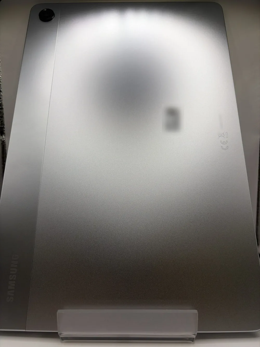 Tablette Samsung Galaxy Tab A11+ argent, vue de dos, posée à plat
