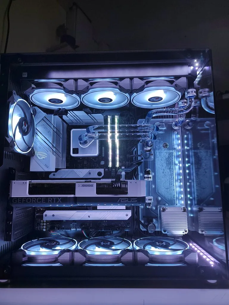 Tour en watercooling custom : radiateur supérieur, waterblock processeur et carte graphique GeForce RTX ASUS