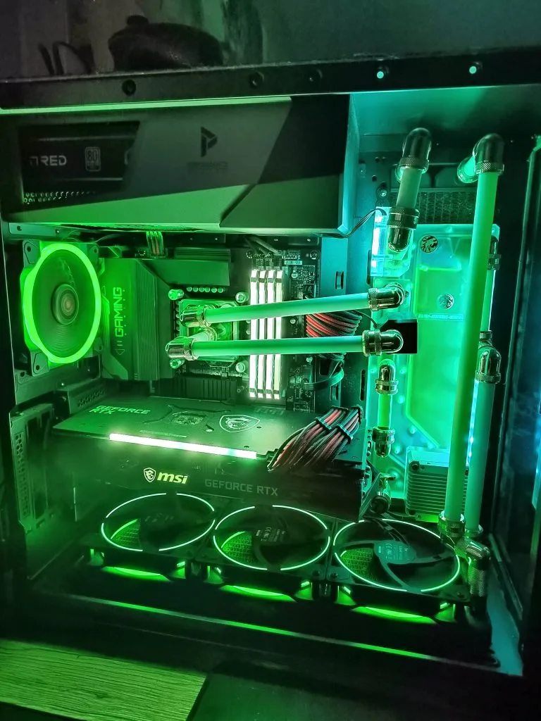 Boucle watercooling custom au liquide vert, radiateur latéral et carte graphique MSI GeForce RTX