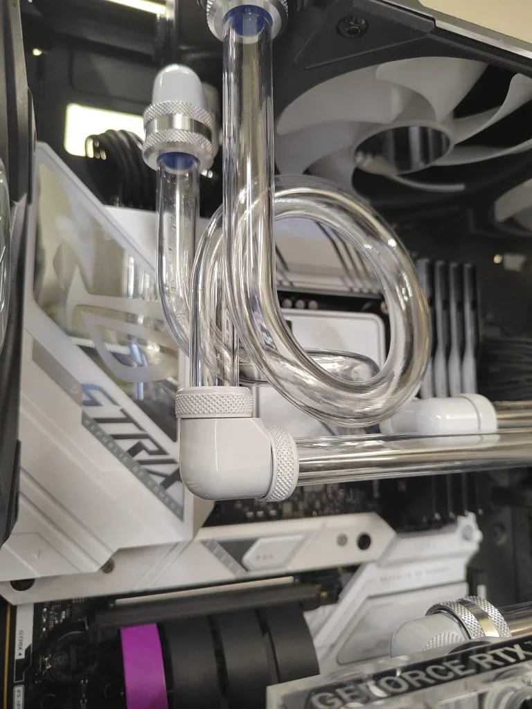 Gros plan sur les raccords et les tubes rigides transparents d’une boucle blanche