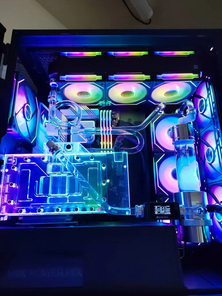 Intérieur d’une tour en watercooling custom : waterblock de carte graphique transparent, réservoir et ventilateurs RGB