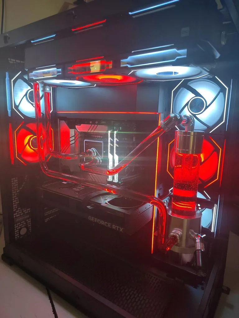 Boucle watercooling custom à l’éclairage rouge : réservoir tube, radiateurs et carte graphique GeForce RTX