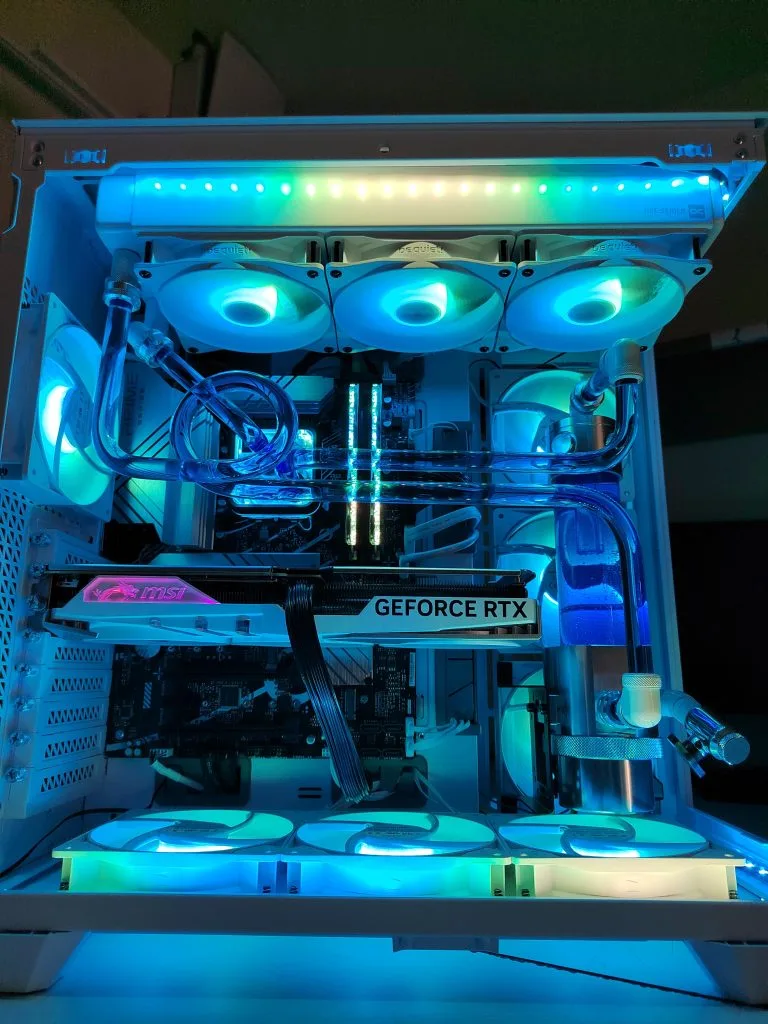 Tour blanche en watercooling custom vue de face : ventilateurs be quiet!, mémoire éclairée et carte graphique MSI GeForce RTX