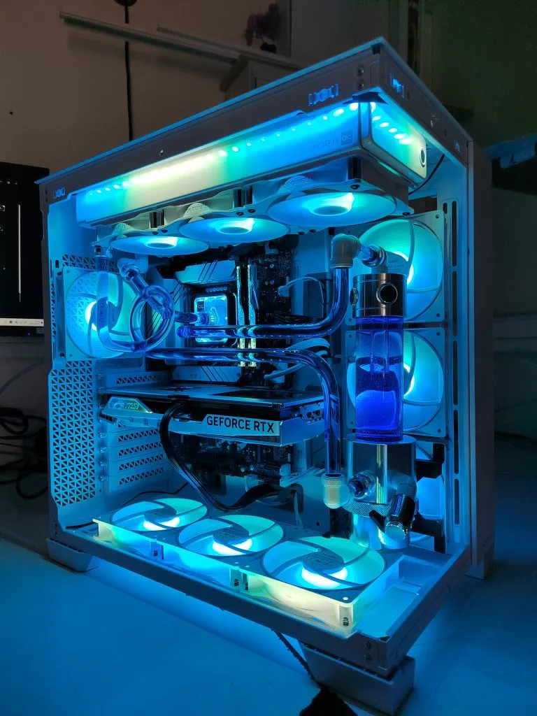 Tour gamer blanche entièrement refroidie par watercooling custom, boucle en tube rigide et éclairage cyan, montée à l’atelier IF2M